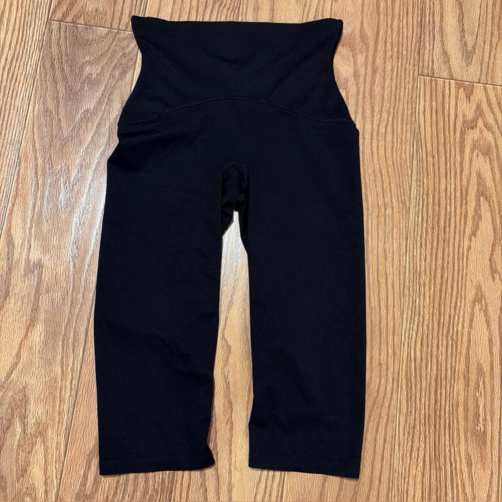 Spanx Women’s Large Black Fitted Shaping Cropped Below Knee Shape Wearing